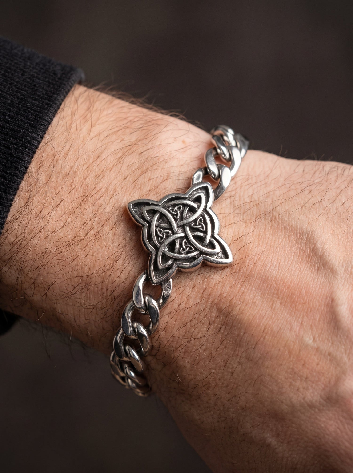 Bracelet chaîne en acier porté au poignet d'un homme