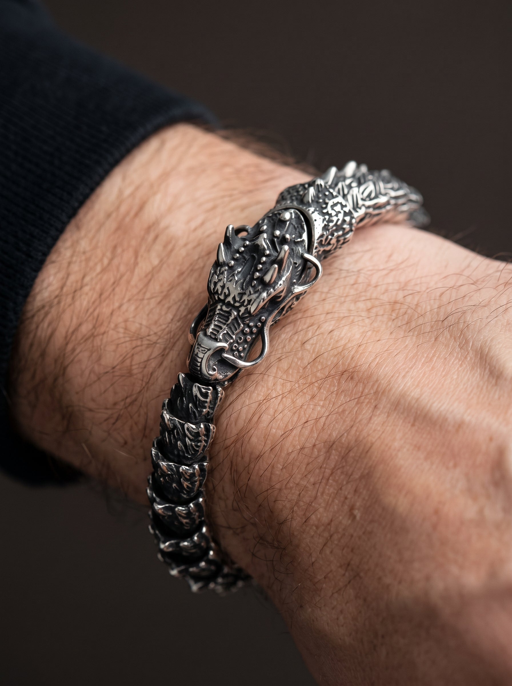 Bracelet chaîne viking en acier porté au poignet d'un homme