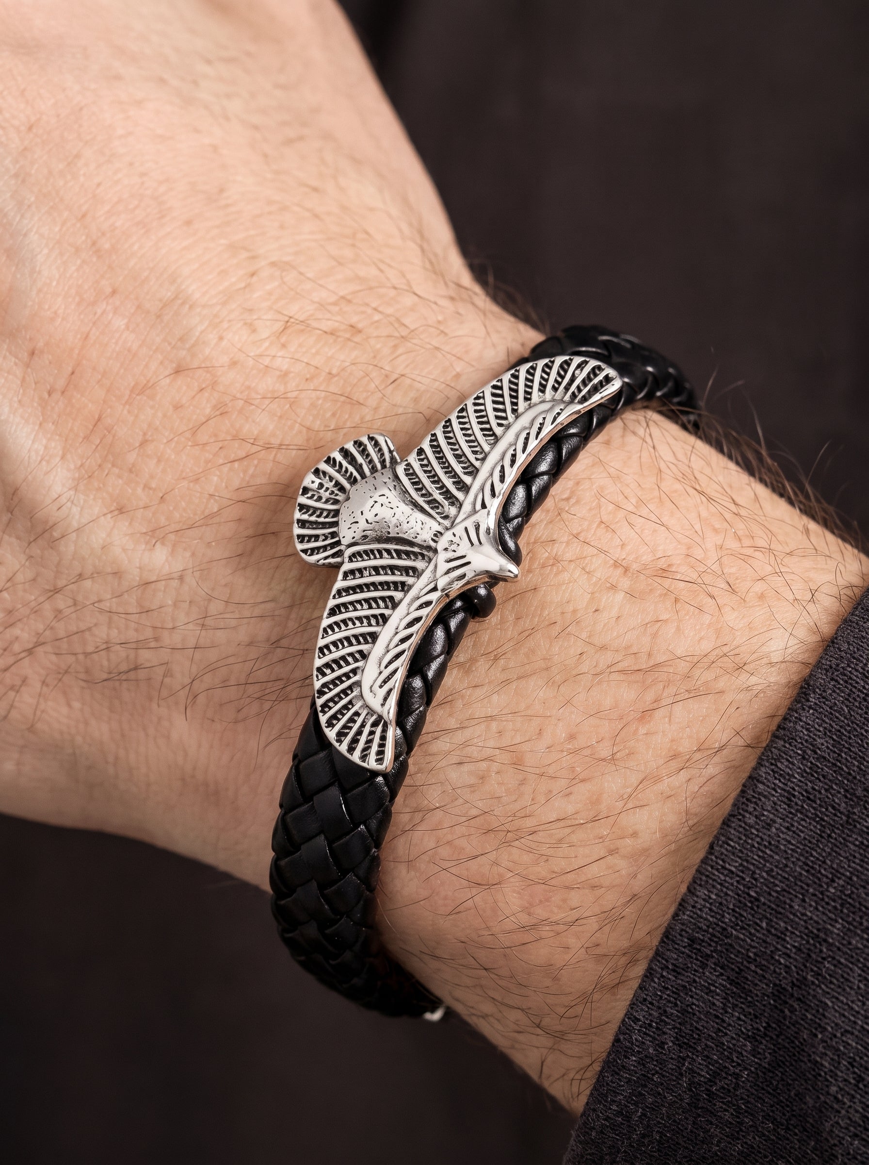 Bracelet en cuir porté au poignet d'un homme