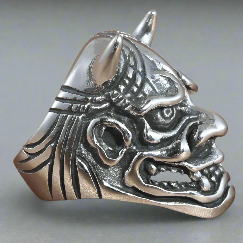 Une bague samourai de profil