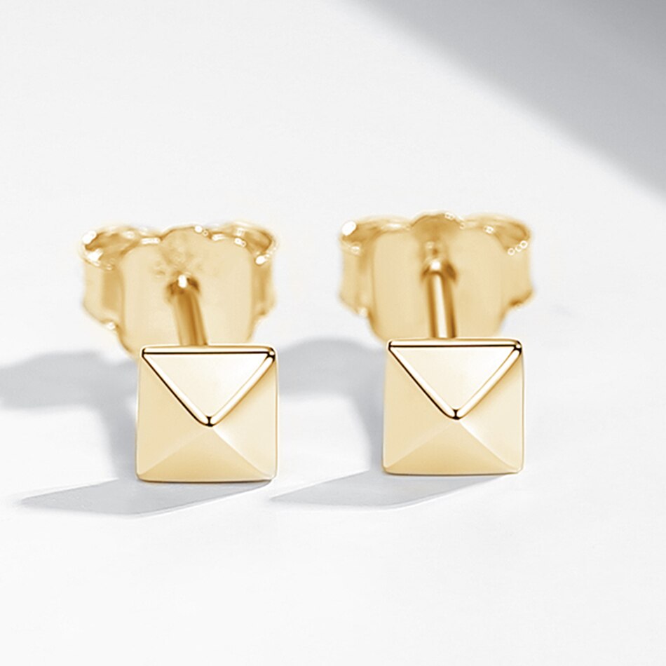 Clou d'oreille carré