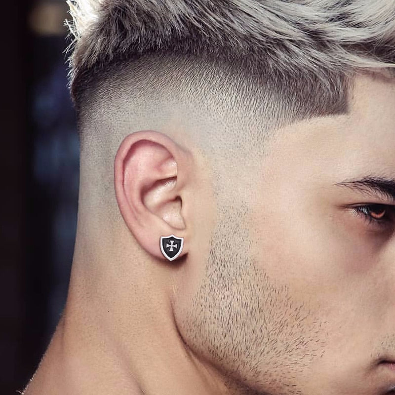 homme clou d'oreille croix de malte