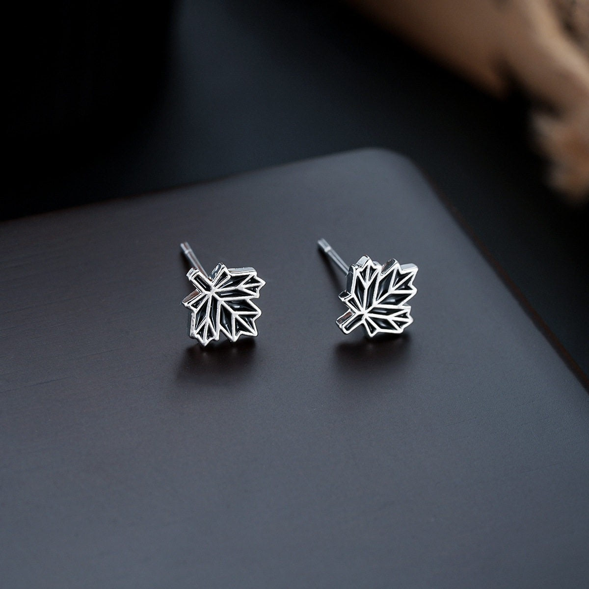 Puces d'Oreille Homme Feuille d'Erable Clou (Paire)