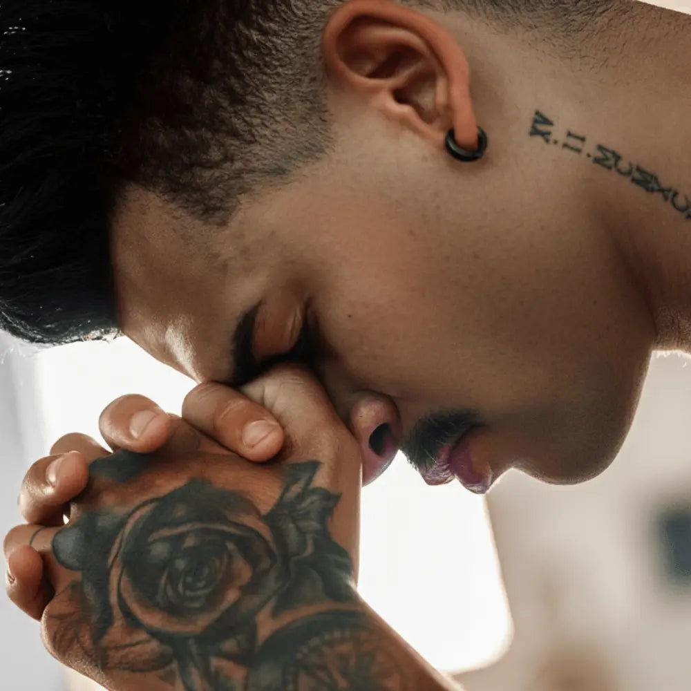 Un homme avec un anneau d'oreilles est pensif