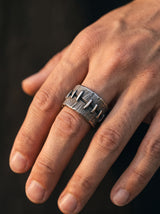 Bague Biker Homme MÉTAL TEXTURÉ portee lifestyle Stag
