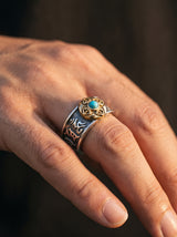 Bague Bouddhiste Homme Ajustable OR BLEU portee lifestyle Stag