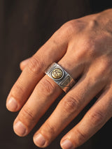 Bague Egypte Homme OEIL DORÉ ANTIQUE portee lifestyle Stag