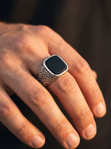 Bague Gothique Homme Acier NOIRE GRAVÉE portee lifestyle Stag