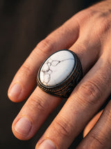 Bague Homme Acier Noire Pierre BLANCHE MARBRÉE portee lifestyle Stag