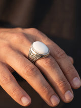 Bague Homme Acier Pierre BLANC OVALE portee lifestyle Stag