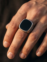 Bague Homme Acier Pierre NOIRE CARREE portee lifestyle Stag