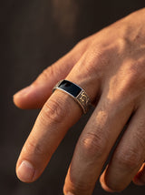 Bague Homme acier inoxydable Pierre NOIRE GRAVÉE portee lifestyle Stag