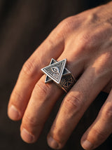 Bague Illuminati Homme ŒIL TRIANGLE NOIR portee lifestyle Stag