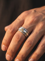 Bague Illuminati Homme PYRAMIDE DORÉE portee lifestyle Stag