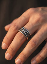 Bague Minimaliste Homme CROIX portee lifestyle Stag