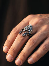 Bague Romaine Homme CASQUE ARGENTÉ ANTIQUE portee lifestyle Stag