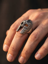 Bague Romaine Homme CASQUE SPARTAN MÉTAL portee lifestyle Stag