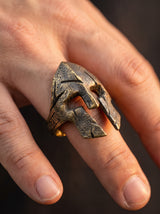 Bague Romaine Homme CASQUE SPARTIATE BRONZE portee lifestyle Stag