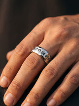 Bague Viking Homme Acier ARGENTÉ RUNES GRAVÉES portee lifestyle Stag