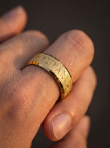 Bague Viking Homme Acier DORÉE TEXTURÉE portee lifestyle Stag