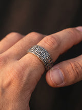 Bague Viking Homme Acier GRAVÉE NOIRE portee lifestyle Stag