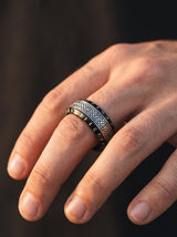 Bague Viking Homme Acier NOIRE TRESSES CELTIQUE portee lifestyle Stag