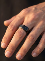 Bague Viking Homme Acier NOIRE POLIE RUNES portee lifestyle Stag