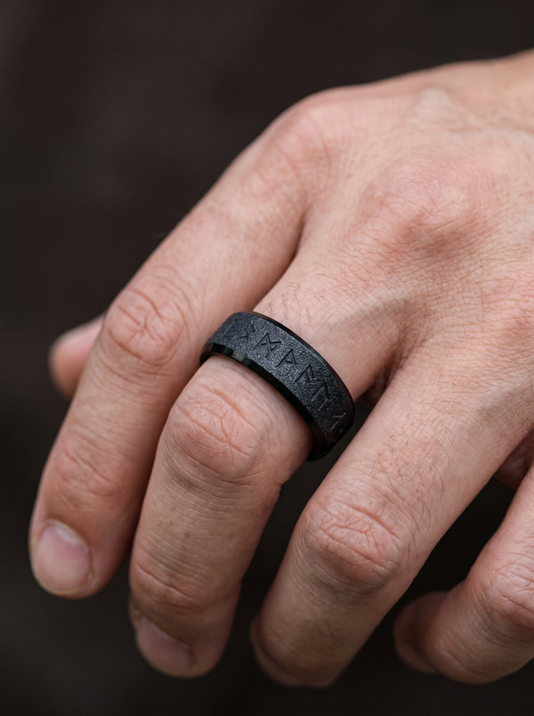 Bague Viking Noir Texturée Runes - Noire / 7