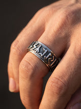 Bague Viking Homme Acier TOURNANTE RUNES portee lifestyle Stag