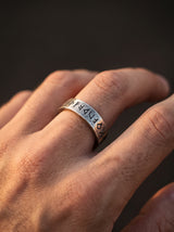 Bague Viking Homme Acier RUNES GRAVÉES MINIMALISTES portee lifestyle Stag
