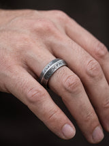 Bague Viking Homme Acier RUNES GRAVÉES portee lifestyle Stag