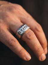 Bague Viking Homme Acier TEXTURÉE RUNES portee lifestyle Stag