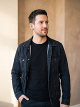 Boucle d'Oreille Homme À AIMANT (Paire) portée, plan large