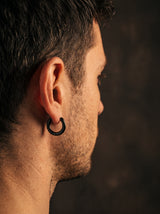 Boucle d'Oreille Homme ANNEAU NOIR (Paire) portée lifestyle Stag