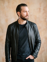 Boucle d'Oreille Homme ATTRAPE-RÊVE (Paire) portée, plan large