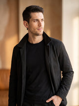 Boucle d'Oreille Homme CARRÉ NOIR (Paire) portée, plan large