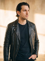 Boucle d'Oreille Homme CRÂNE portée, plan large