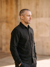 Boucle d'Oreille Homme CROIX NOIRE (Paire) portée, plan large