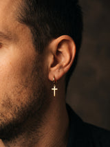 Boucle d'Oreille Homme CROIX PENDANTE (Paire) portée lifestyle Stag