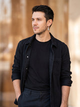 Boucle d'oreille Homme MAIN DE FATMA portée, plan large