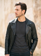 Boucle d'Oreille Homme MOTARD portée, plan large