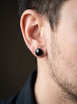 Boucle d'Oreille Homme NOIRE RONDE (Paire) portee lifestyle Stag