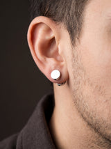 Boucle d'Oreille Homme RONDE PLATE (Paire) portee lifestyle Stag