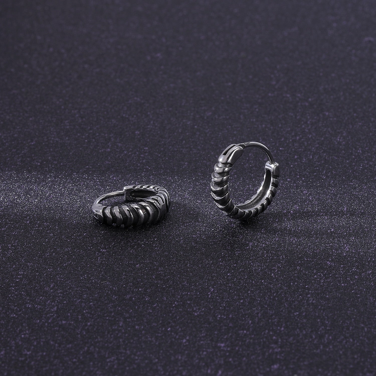 Boucle d'oreille style biker pour hommes