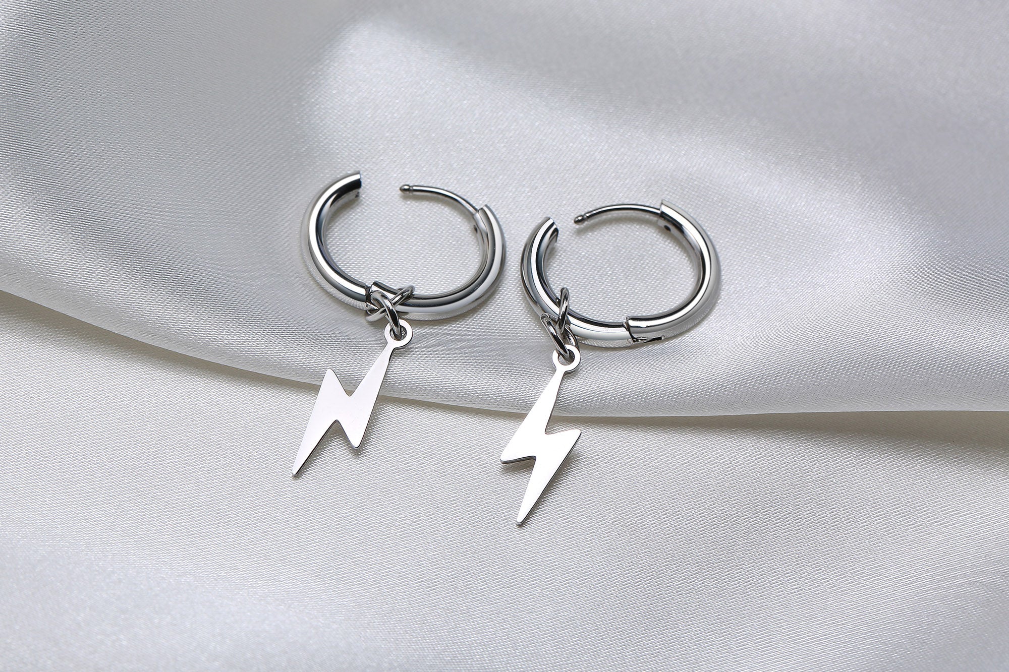 Boucle d'oreille homme éclair argenté