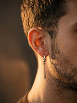 Boucle d'Oreille Homme TOMBANTE portée lifestyle Stag