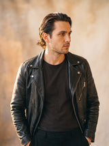 Boucle d'Oreille Homme TOMBANTE portée, plan large