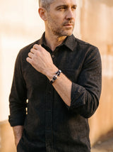 Bracelet Ancre Homme Acier CUIR TRESSÉ NOIR portée, plan large