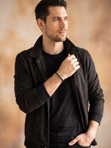 Bracelet Homme Perle NOIRE EN ONYX ET MALACHITE portée, plan large