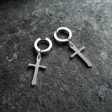 Fausses boucles d’oreilles avec CROIX en ACIER (1 pièce)